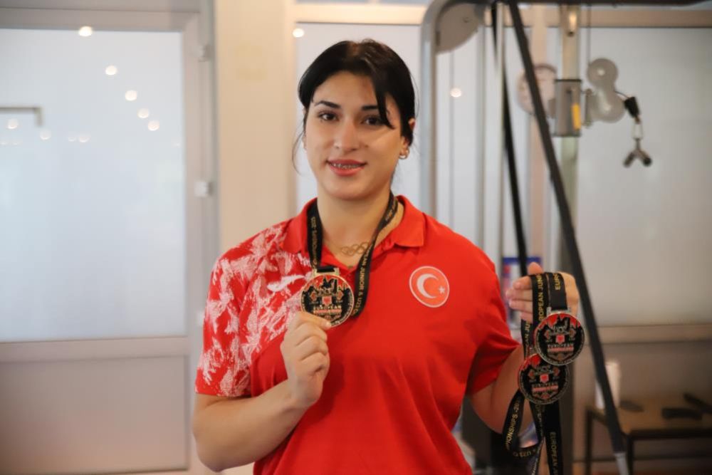 Büşra Çan7-i6912f208850e0.jpg